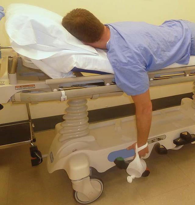 摔倒的肩膀脱位最佳治疗方法,摔了一跤肩袖损伤怎么办