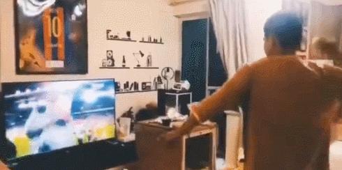 苏醒为立人设爆粗砸电视，黑历史太多，足球圈毕竟不是娱乐圈！