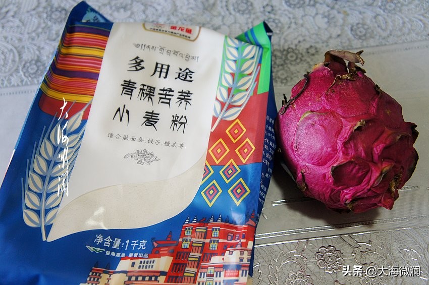 无麸质小米面粉馒头,早餐低脂牛奶和全麦馒头