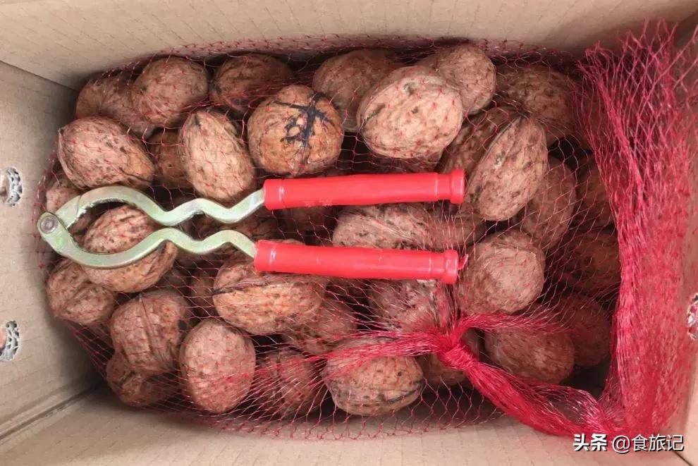 大凉山自然成熟的绿皮核桃,大凉山去青皮鲜核桃果肉饱满