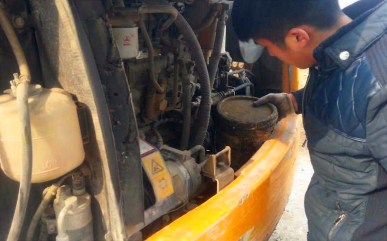 今天挖机打黄油了吗,挖机打黄油为什么不用全自动