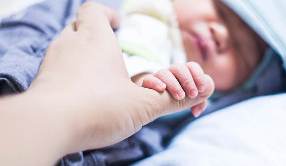 宝宝刚出生一个手势惊呆众人,婴儿刚出生的手势