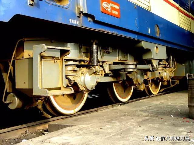 高铁导电弓用什么材料,高铁能带金属原材料吗