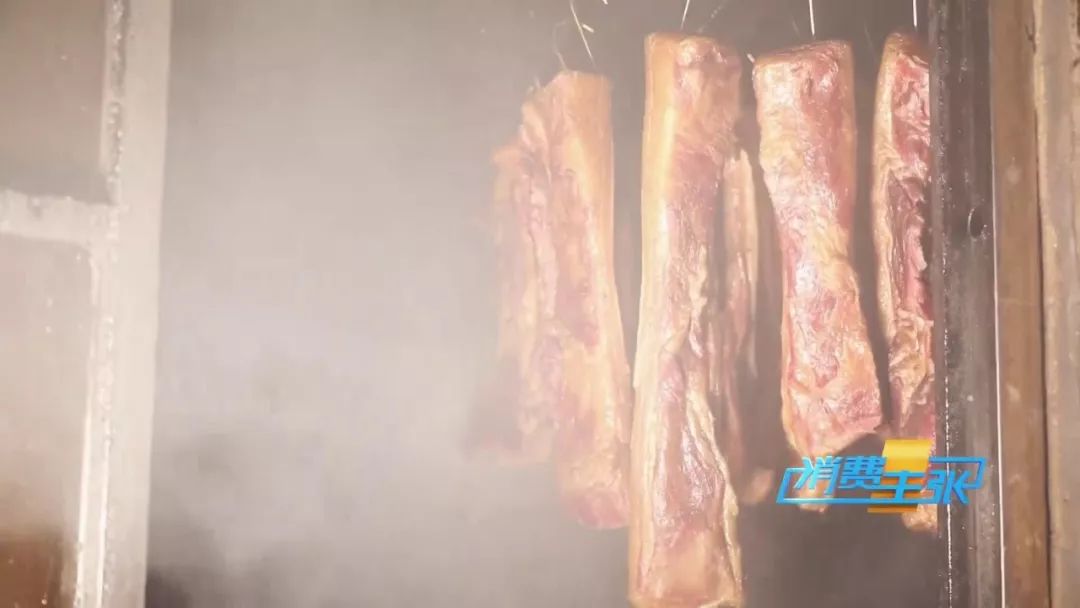 又到熏腊肉灌香肠的时节,做好的香肠在家熏腊肉