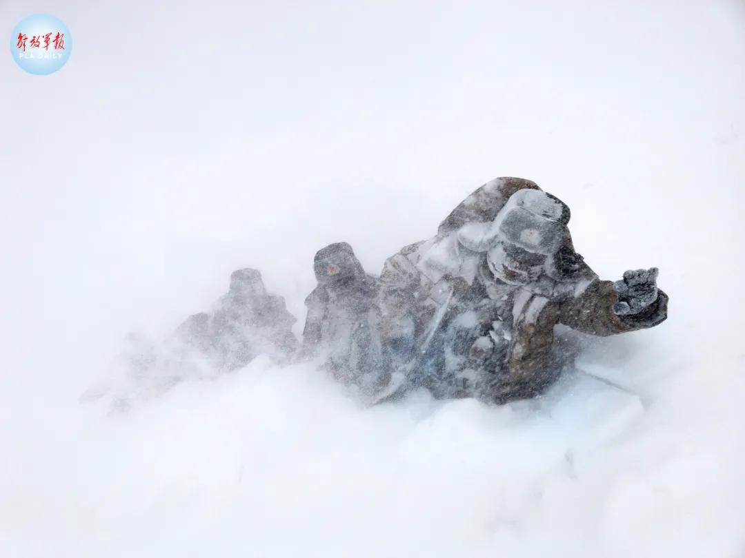 风雪边关边防官兵踏雪巡逻,风雪巡逻边防官兵与界碑相伴