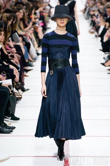 这个夏天，没一件条纹单品怎么行？4种颜色，你pick哪个