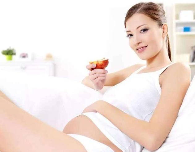 “国产最黑宝宝”火了，被爸爸贴月牙COS包青天，宝妈：我很无奈