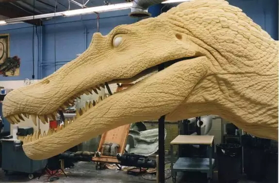 《侏罗纪公园3》棘龙打败霸王龙:主角光环实力碾压?