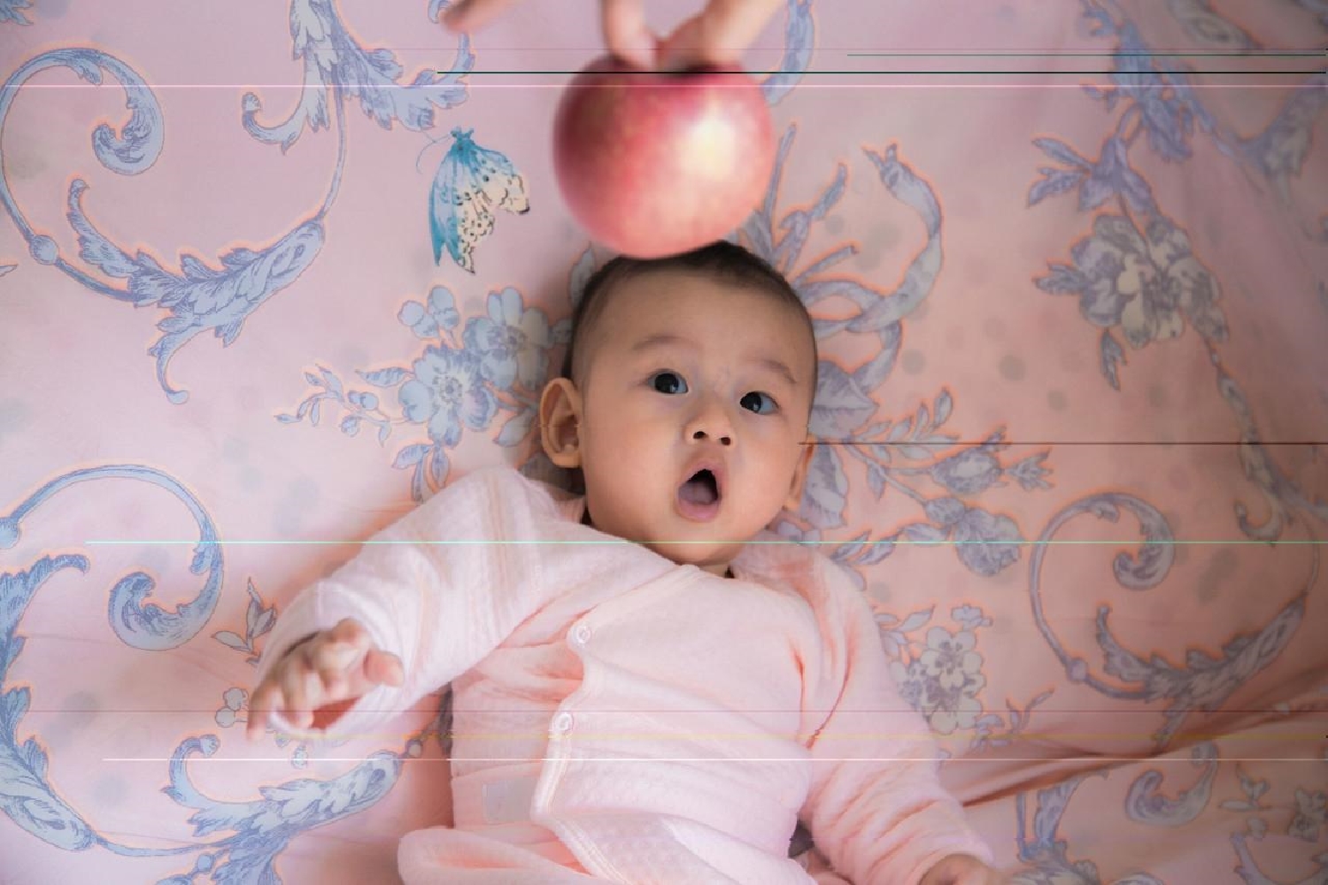 宝宝竖着抱就不哭了这是什么原因,宝宝平躺着很活泼一旦竖抱就呆了