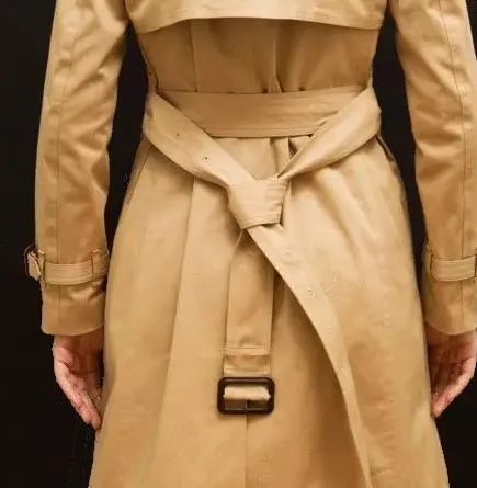 带环风衣的腰带怎么绑,coach风衣腰带的后边系法男士