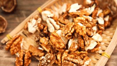 百年老树鲜核桃清香脆甜特别嫩,好吃到停不下来的野生山核桃