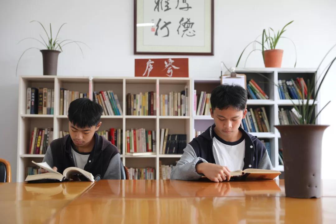 他不但是个作家还是个老师英语,他不仅是个教师还是一个作家英语