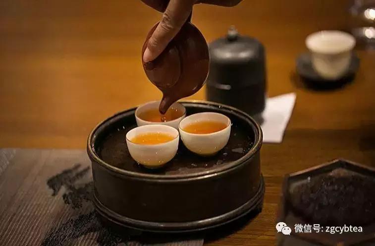 千万小心!长期超量喝茶,可能导致身体脱水,甚至氟中毒!