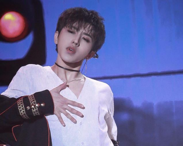 LOL:不能随便针对坤坤了,玩家打“对面5个蔡徐坤”被封号3年?