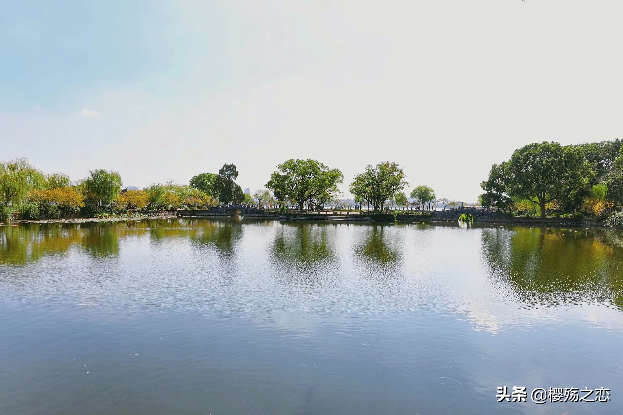 因湖得名的中国一省,因江河湖泊而得名的城市