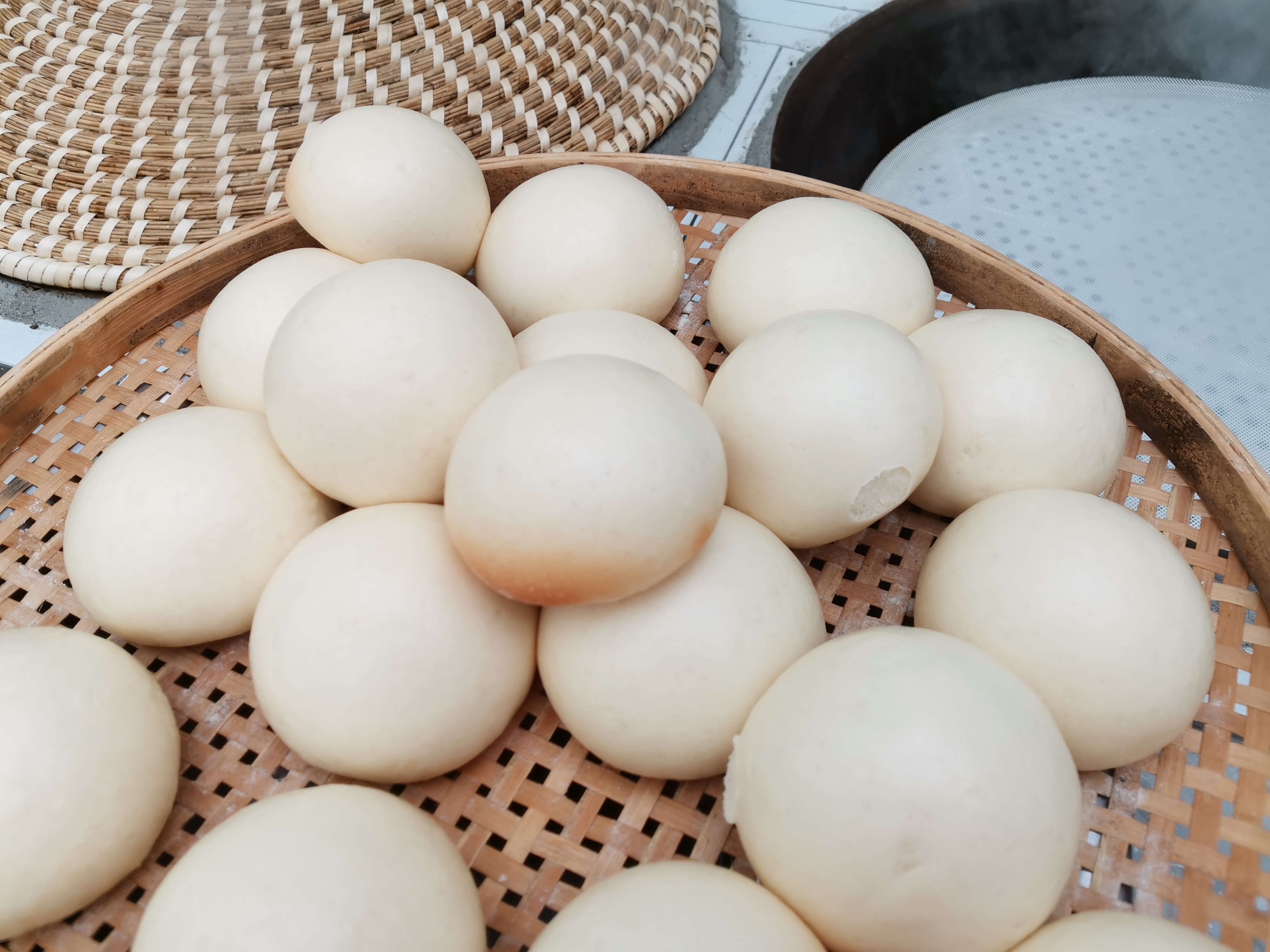 怎样蒸老面馒头才好吃,正宗老面馒头怎么做才松软蓬松