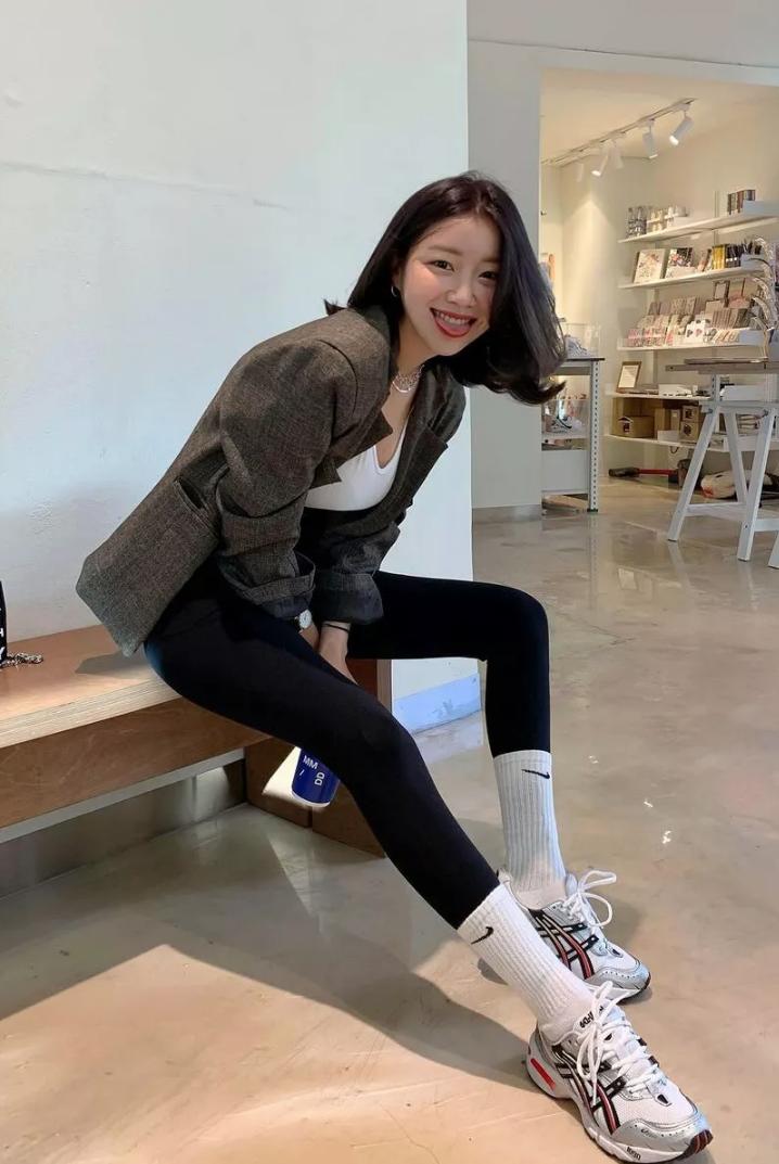 今年流行这样的鲨鱼裤舒适不紧绷 (最近爆火的鲨鱼裤这样穿更时髦)