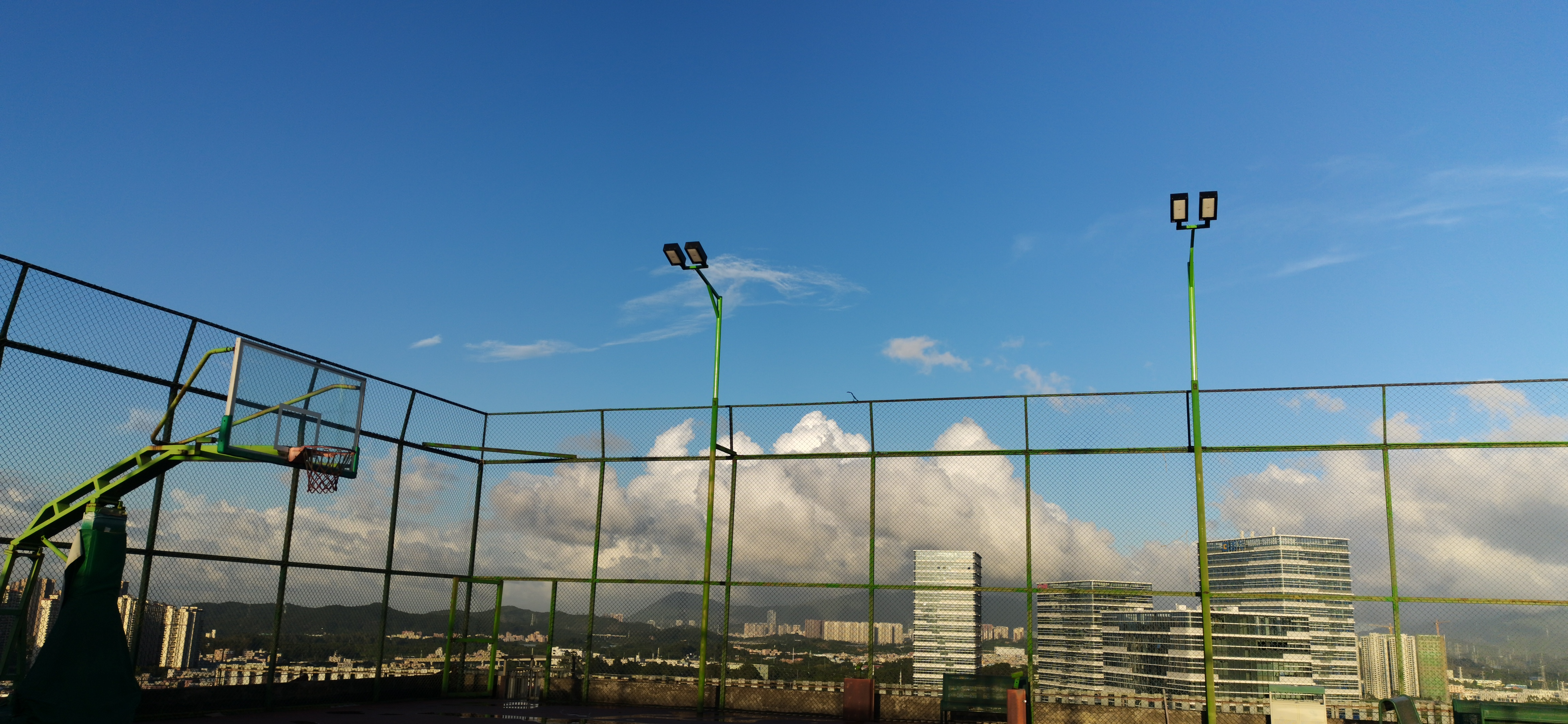 在深圳,惟亚蒂又一天台篮球场灯光项目顺利完工,球友:大大的赞