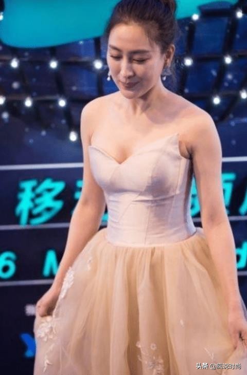 39岁马苏放得开，低胸礼服“撑”出凹凸感，饱满线条太迷人
