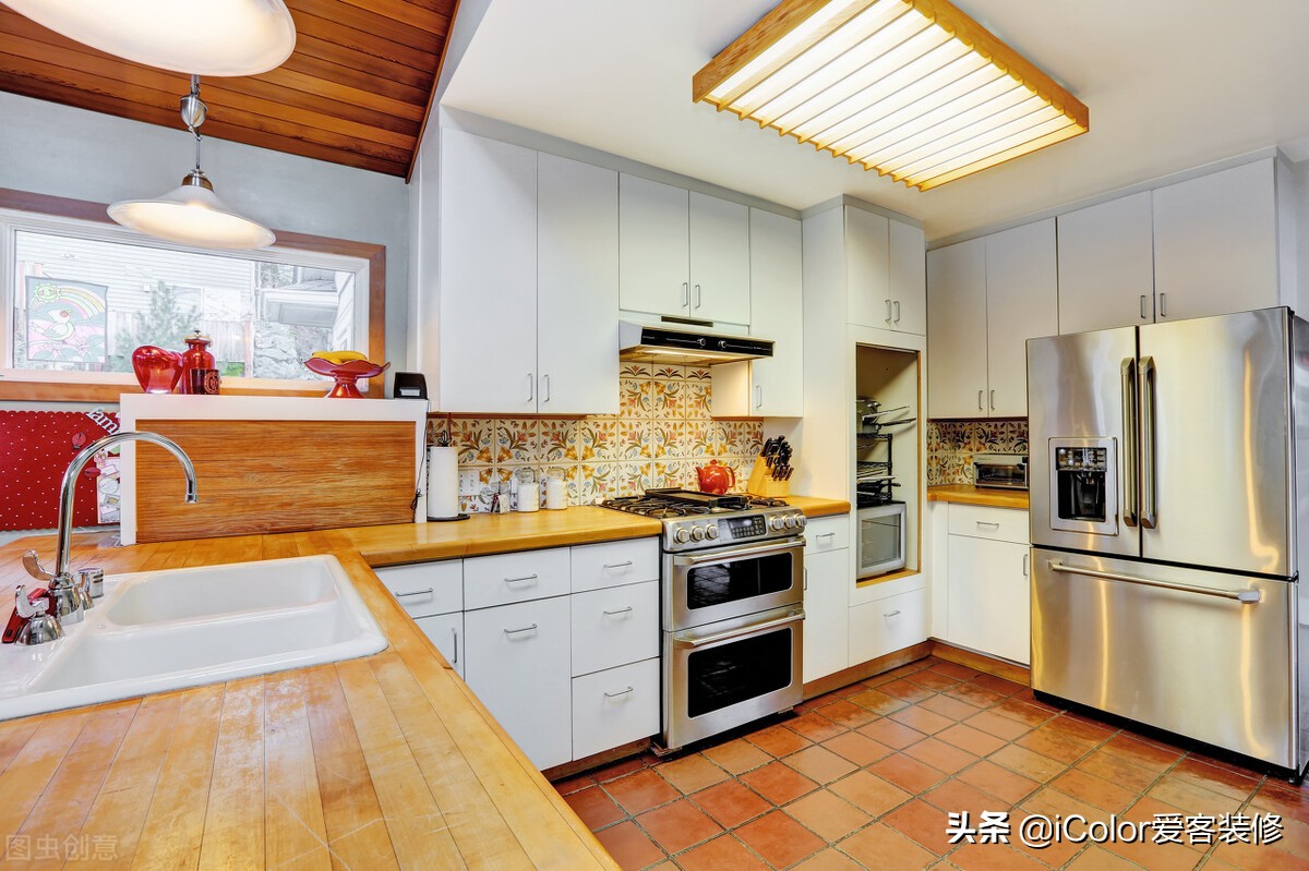 新装修的中式厨房，刚装修完墙面瓷砖开裂有裂缝，怎么办？