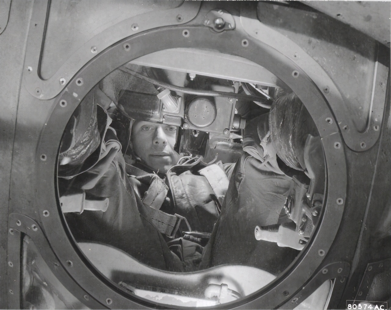 b-17撞机坠毁,b17机腹炮塔工作原理