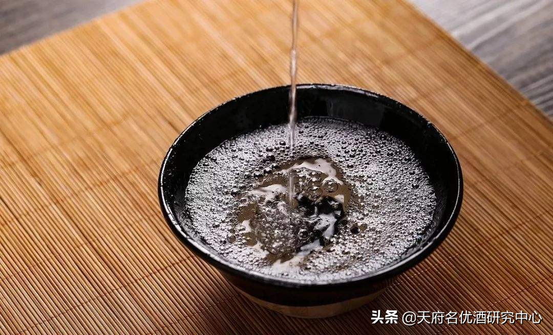 浓香型白酒入口有些酸味,怎么去除白酒中的酸味