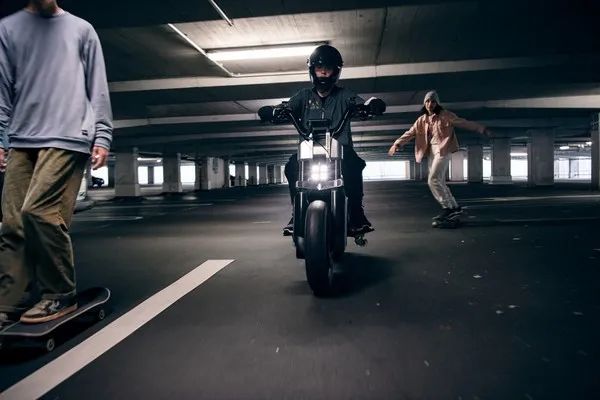 宝马CE02概念电动车，极速90km，滑板变成脚踏