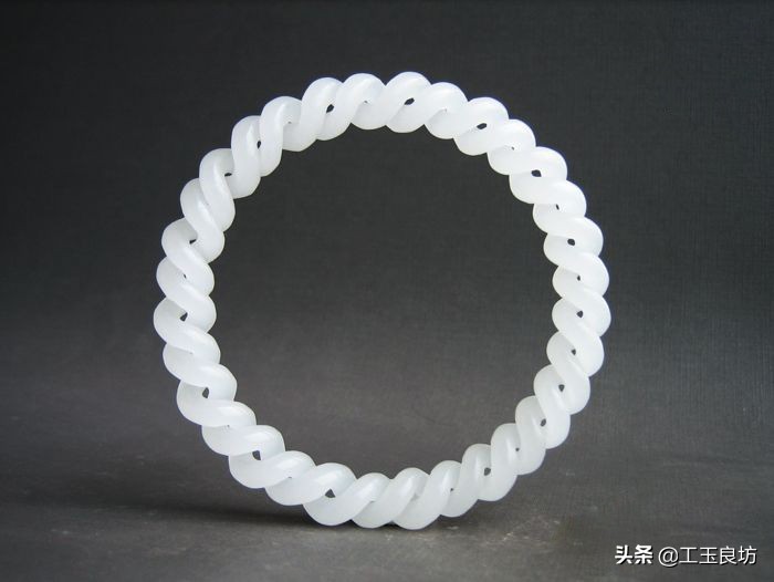 怎样挑选一款适合自己的手镯,手镯怎么选显年轻