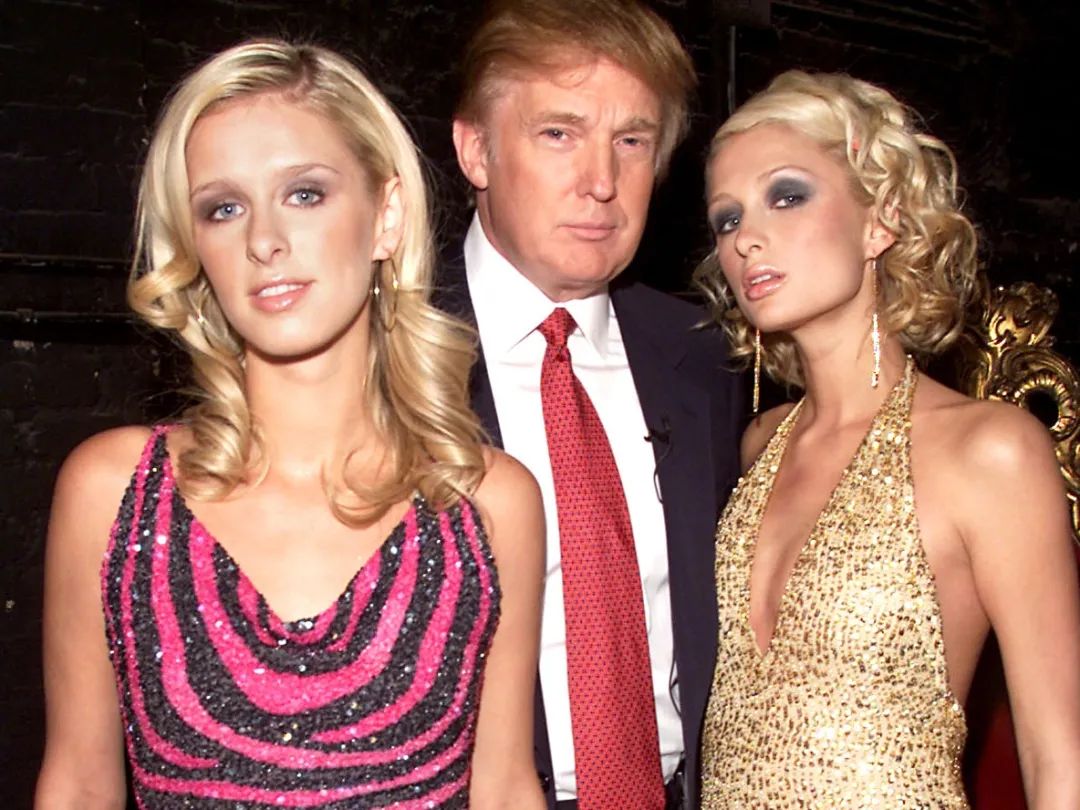 名媛卡戴珊,卡戴珊给希尔顿拎包照片