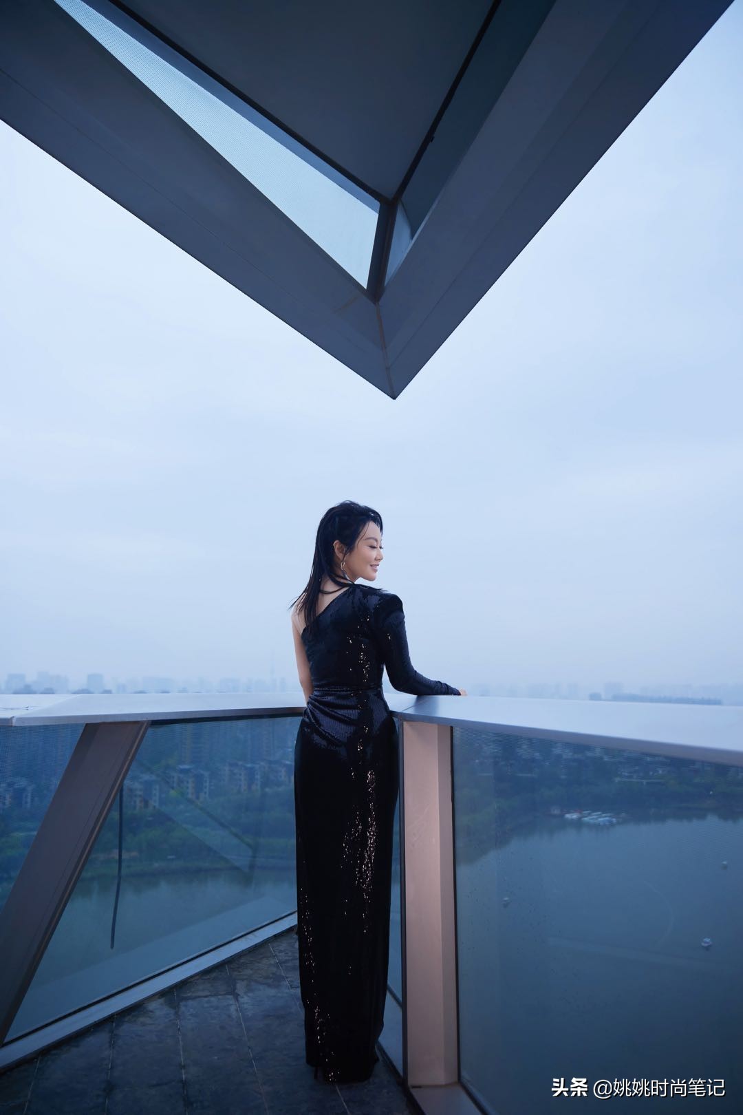 闫妮单肩亮片裙、扎脏辫，亮相电影节，身材秒杀小姐姐！又美又飒