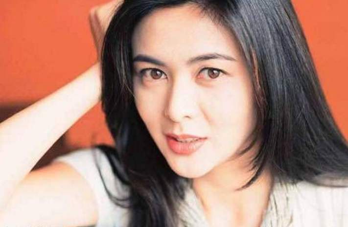 “最年轻岳母”走红，抱娃和女婿同框像一家三口，女儿：压力好大