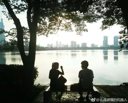 父母秀恩爱对子女的好处,父母特别秀恩爱的方式