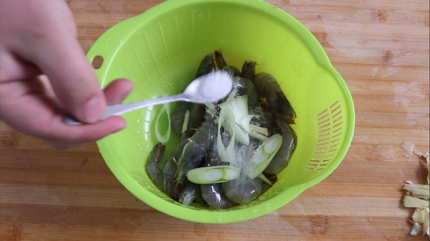 在家做油焖大虾出锅前放什么料,做出来的油焖大虾很腥怎么办