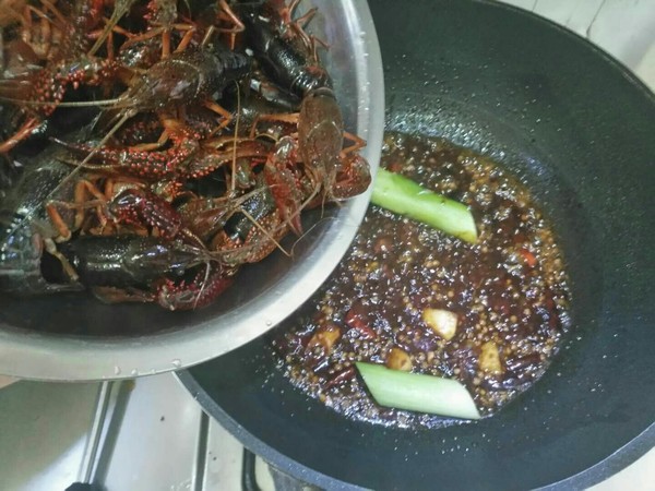 小龙虾怎么洗最快最干净不去虾头,如何快速洗小龙虾最干净的做法