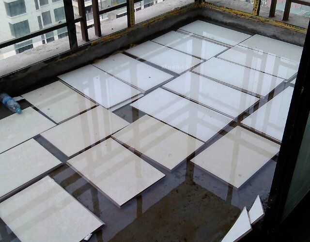 卫生间瓷砖表面掉瓷什么原因,全瓷瓷砖可以泡水吗