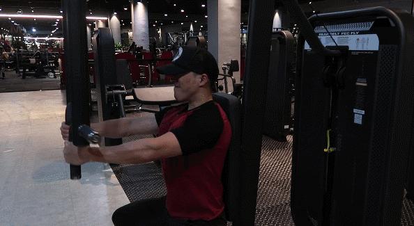 蝴蝶机夹胸常见错误,卧式蝴蝶机夹胸的正确做法