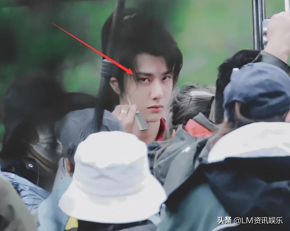 王一博玩无人机赶主播,王一博横店鹰眼视频