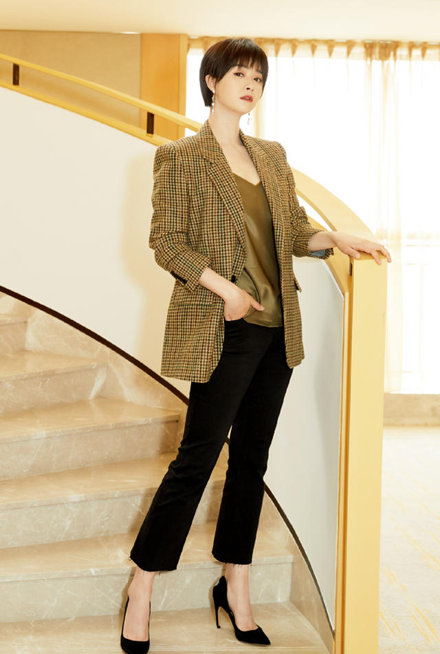 微胖女孩学蒋欣藏肉穿,女人要有小肚子