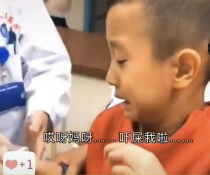 “阿姨,你能轻点扎吗?”小男孩边打针边“自我安慰”,情商真高
