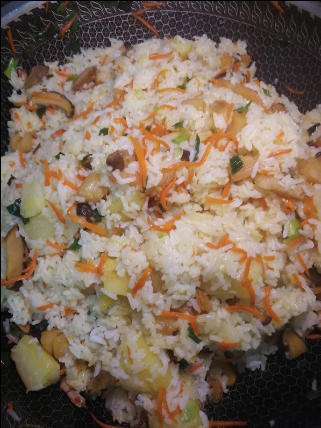 禁海了没有鲜海虾怎么办?瑶柱虾米也能柯出一锅好饭,味更咸香