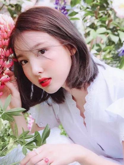 为什么有的人涂红色口红不好看,为什么有人涂口红显老气