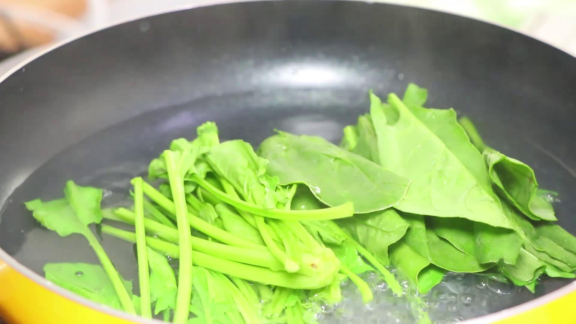 做凉拌菜粉丝,凉拌粉丝就这么一碗都不够吃