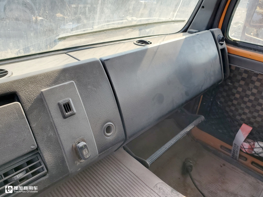 当年国家建设的主力军，排量达惊人的18升，实拍奔驰NG4850大件车