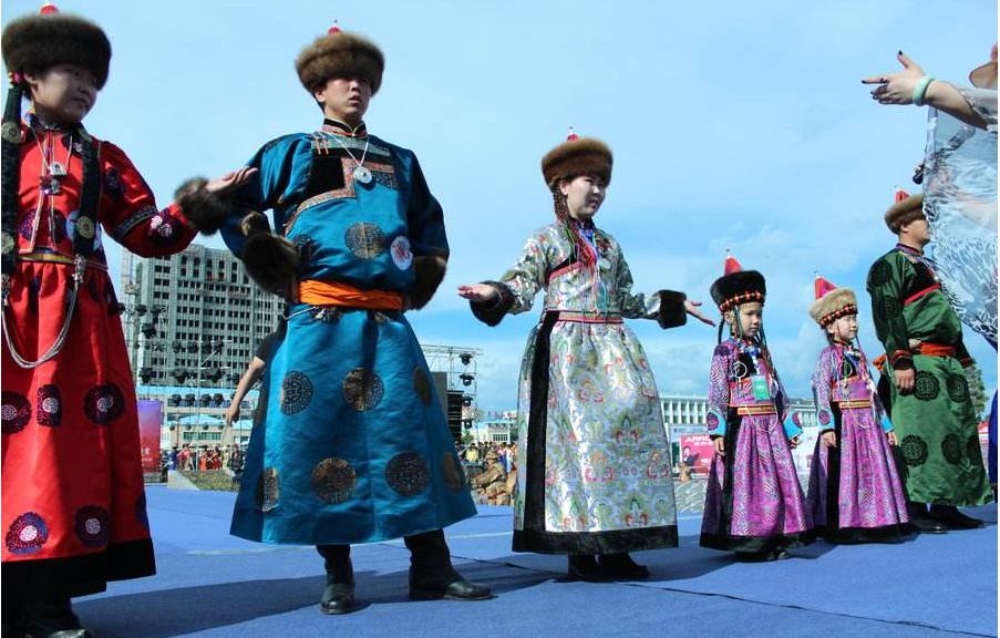 四子王旗蒙古袍蒙古民族的象征,蒙古服饰最具特色的服饰