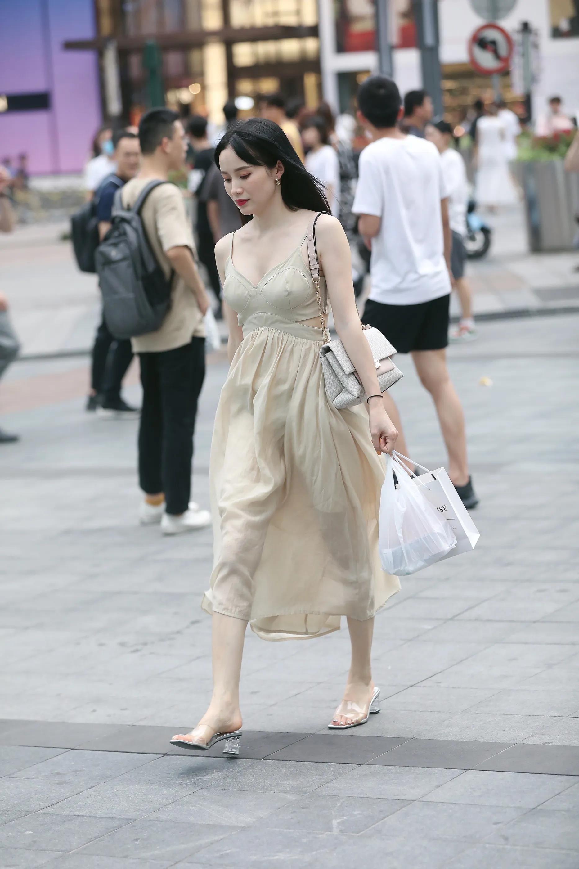 看街拍识包包：实用又潮范的轻奢MK穿搭示范