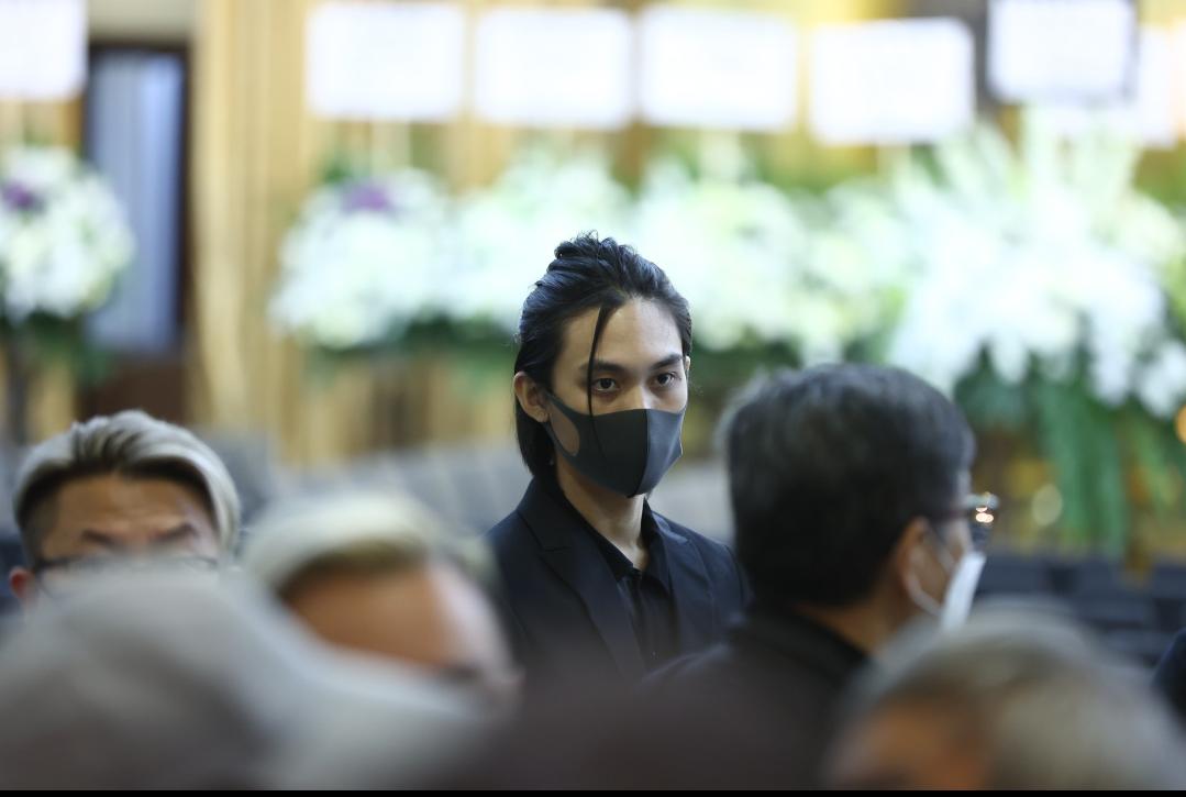 周星驰吊唁吴孟达现场完整,周星驰送别吴孟达视频全程