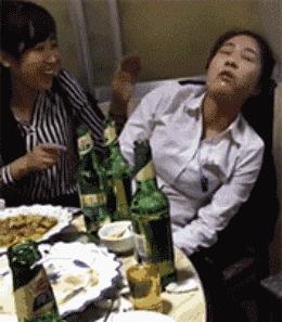 “兄弟睡觉压得胳膊都变色了，要不要叫醒他？”醒来一定很酸爽