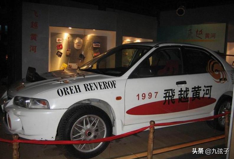 他飞过长城,他飞过黄河,他是中国的冒险王,他是娱乐圈中的大哥