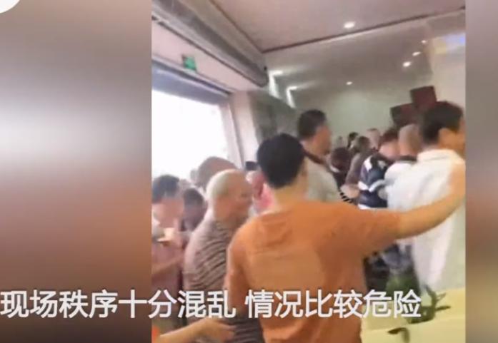 大爷大妈也疯狂！超市打折遭数百人哄抢，卷帘门几乎被挤塌