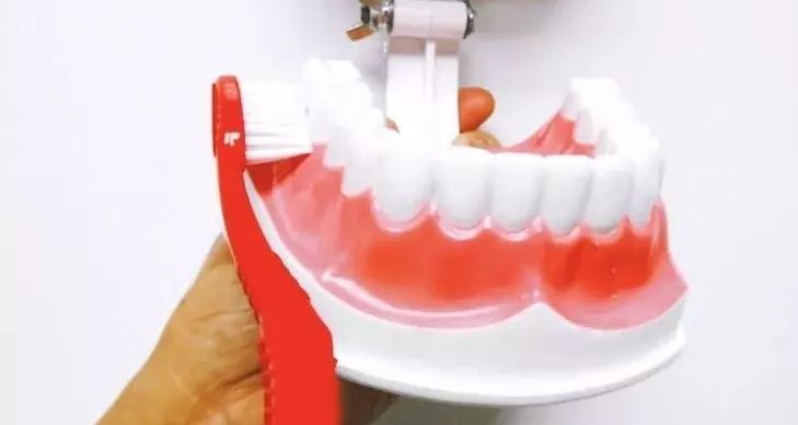 有牙周炎又有蛀牙怎么办 (牙周炎满口蛀牙还有救么)